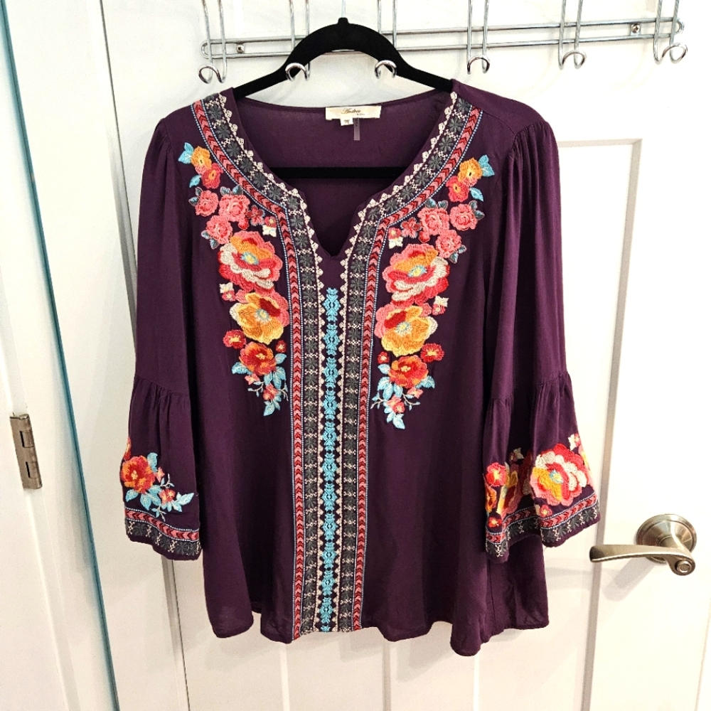Indulge in the cozy comfort of the Andree By Unit Purple Top in Size M